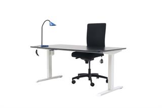Kontorsæt med bordplade i sort, stelfarve i hvid, blå bordlampe og sort kontorstol